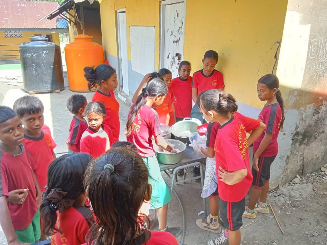 MINISTÉRIU EDUKASAUN OBSERVA ATIVIDADE KULINARIA KULTURÁL IHA ESKOLA SIRA